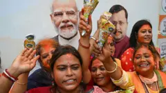 कोलकाता में जीत के बाद बीजेपी कार्यकर्ता जश्न मनाते हुए (तस्वीर- 4 मई, 2026)