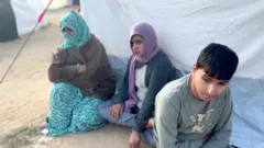 التوأم معتصم وسجود أبو عابد مع والدتهما