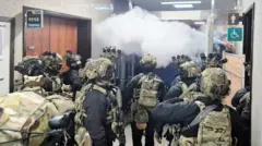 Сүрөттөргө караганда, чогулгандар менен аскерлердин ортосунда кагылышуу болду