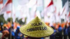 Pengunjuk rasa dari Partai Buruh melakukan aksi di kawasan Bundaran Bank Indonesia, Jakarta, Kamis (15/12/2022).
