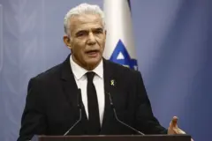 يائير لابيد، زعيم حزب المعارضة يش عتيد، خلال مؤتمر صحفي في الكنيست في القدس، في 5 فبراير/شباط 2024