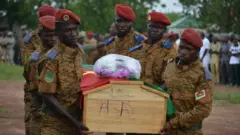 Funérailles de sept membres des forces de sécurité tués dans l'est du Burkina Faso en août 2018