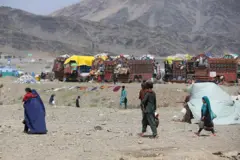 په تورخم کې ځايي چارواکي وايي، تېره اوونۍ د کډوالو څلور زره کورنۍ له همدې لارې افغانستان ته شړل شوې دي.