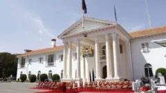 Wafanyakazi wanne wa Ikulu ya rais nchini Kenya wamepatikana na virus vya corona.