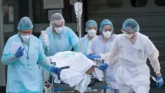 Personal médico con un paciente en una camilla