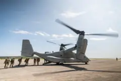 Soldados abordan un MV-22 Osprey.