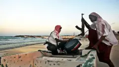 জলদস্যুদের একটি দল নৌকায় করে অভিযানে যাবার প্রস্তুতি নিচ্ছে (ফাইল ছবি)