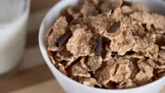 Vasilha de plástico contendo cereais matinais