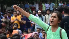 কোট বিরোধী প্রতিবাদে ঢাকার একজন শিক্ষার্থী, ১১-০৪-২০১৮।