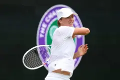 Polonyalı kadın tenisçi Iga Swiatek Wimbledon öncesi İngiltere'de bir sahada antrenman yapıyor.