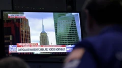 미국 뉴저지주에서 발생한 지진 관련 뉴스를 시청하는 사람들