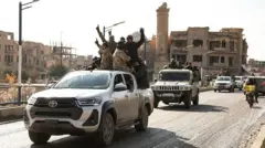 مركبات عليها عسكريون سوريون نهاراً.