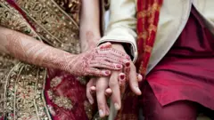 "Пью" тадқиқот маркази қоришиқ никоҳ борасида 30 мингга яқин ҳиндистонликнинг фикрини ўрганди