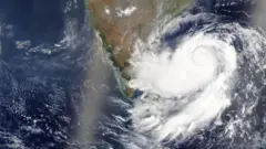 બીબીસી ગુજરાતી, ગુજરાત, બીબીસી, દિત્વાહ વાવાઝોડું, સેન્યાર વાવાઝોડું, બંગાળની ખાડી, સમુદ્ર, હિંદ મહાસાગર