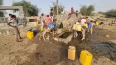 تعاني الكثير من العائلات اليمنية مشقة كبيرة من أجل الحصول على المياه غير المتوفرة في مخيمات النازحين