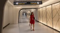 امرأة تعبر في ميناء غلطة بورت السياحي المائي في اسطنبول عام 2021 