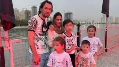 د نبيزاده شپږ کسیزه کورنۍ په تهران کې اوسېده 