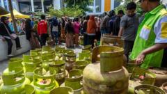 Warga antre untuk membeli gas tiga kilogram pada Operasi Pasar elpiji subsidi di Palu, Sulawesi Tengah, Senin (1/4/2024).