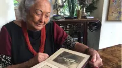 Mulher idosa vendo álbum de fotos