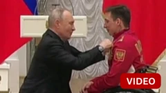 காணொளி: பாராலிம்பிக் வெற்றியாளருக்கு முழங்காலிட்டு பதக்கம் அணிவித்த புதின்