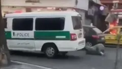 در ویدئو دیده می‌شود که خودروی پلیس بی‌توجه به پرتاب شدن این زن به حرکت خود ادامه می‌دهد