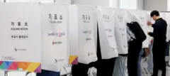 전국동시지방선거 사전투표 첫날인 29일 서울 중구 사전투표소인 소공동행정복합청사 현장. 하얀 기표소가 나란히 놓인 가운데 사람들이 투표를 하고 있다