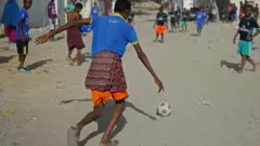 Ụmụ ntorobia na-agba bọọlụ n'okporụzọ