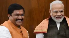 કેપી યાદવ(ડાબે)