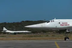 Dos bombarderos supersónicos rusos Tupolev circulan por las pistas de aterrizaje del aeropuerto de Maiquetía en Venezuela.