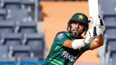 सौद शकीलनं 32 चेंडूत अर्धशतक झळकावलं