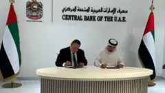 محافظا البنك المركزي والإماراتي يوقعان الاتفاقية