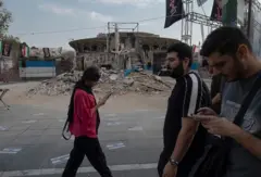 شهروندان در حال عبور از خیابانی در مرکز تهران در روز چهاردهم مرداد ماه 