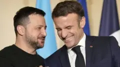 يصر إيمانويل ماكرون (إلى اليمين) حاليا على أن أمن أوكرانيا هو أمن أوروبا