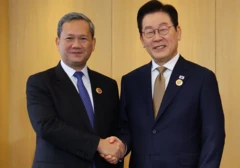 이재명 한국 대통령과 훈 마네트 캄보디아 총리가 27일 말레이시아 쿠알라룸푸르 한 호텔에서 악수하고 있다