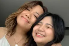 Por que uso de IA por estrelas do K-pop divide seus fãs 2 Ashley Peralta (esq.) e sua amiga Chelsea Toledo