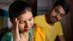 तज्ज्ञांच्या मते पुरुषांपेक्षा स्त्रियांमध्ये मायग्रेन होण्याचं प्रमाण अधिक आहे.