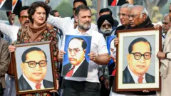 राहुल गांधी, प्रियंका गांधी और मल्लिकार्जुन खड़गे हाथों में भीमराव आंबेडकर की तस्वीर पकड़े हुए.