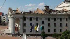 Inyubako y'imyidagaduro yangiritse i Chernihiv muri Ukraine 