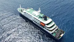 Imagem aérea mostra navio ancorado