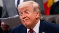 Дональд Трамп с ухмылкой на лице