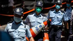 香港西九龍裁判法院外警察拉起封鎖線（6/7/2020）