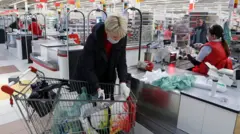 Полученные пособия россияне начали быстро тратить в магазинах