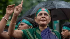 ढाका में प्रदर्शन करती एक हिंदू महिला