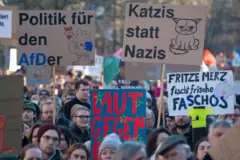 aşırı sağa karşı bir gösteriden kalabalıklar ve sloganlar içeren pankartlar