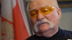 Лех Валенса на фоне флага Польши