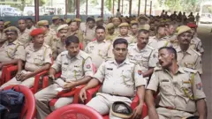 అసోంలోని నౌగాం జిల్లాలో పోలీసు అధికారులు