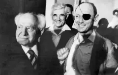  Moshe Dayan (kulia) alikuwa mtoto wa kwanza kuzaliwa Kibbutz Degania