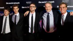 Jesse Eisenberg, que interpretou Mark Zuckerberg em 'A Rede Social', ao lado do diretor David Fincher e do roteirista Aaron Sorkin