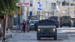 ジェニン市内を走るイスラエル軍の車両