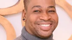 Retrato de Orden David, um homem negro sorrindo para a câmera